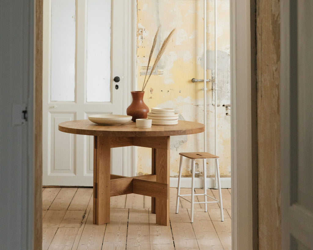 FRAMA - Farmhouse Trestle Table | Natural Oak | 120 Ø Round FRAMA