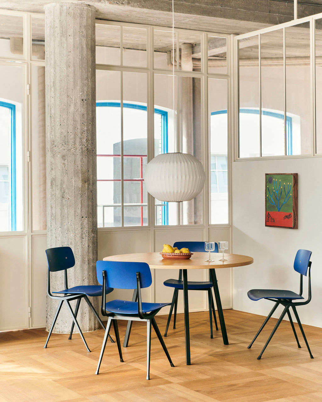 Loop Stand Round Table HAY