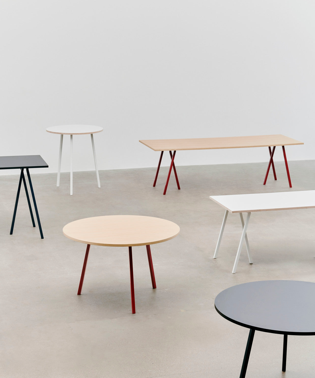 Loop Stand Round Table HAY